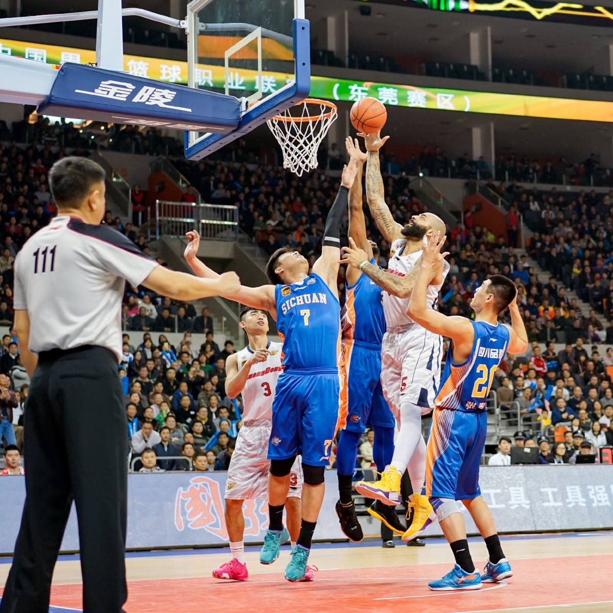 法媒：巴萨、拜仁、米兰和尤文关注南特17岁中卫塔蒂（法媒：巴萨、拜仁、米兰、尤文有意南特17岁中卫塔蒂）