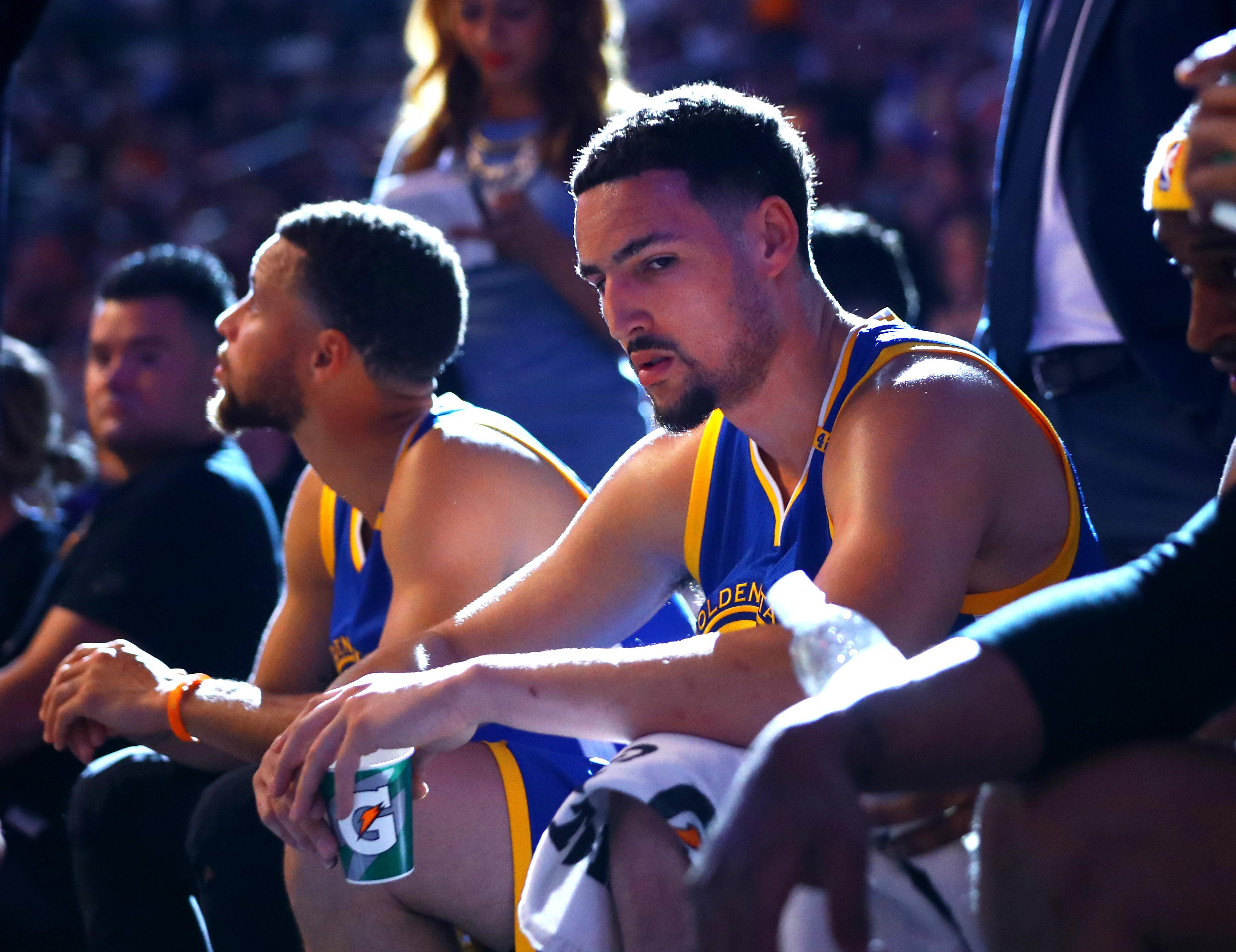 人盯人战术，一段萨利巴紧逼凯恩的短视频走红网络（萨利巴全程盯防凯恩：短视频引爆全网）