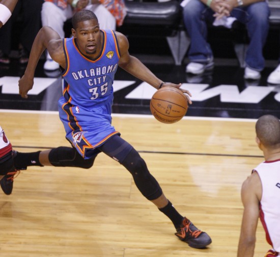 意外之喜！范德比尔特底角三分&飞身补篮个人连拿5分（惊喜一幕！范德比尔特底角三分+飞身补篮个人连得5分）