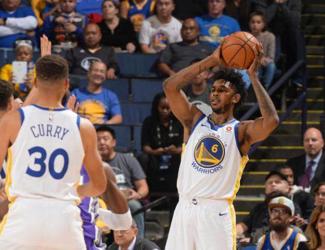 球迷调侃詹姆斯没头发，后者回应：你知道我有，而且多的是（球迷调侃詹皇秃头，詹姆斯回怼：我头发多着呢）