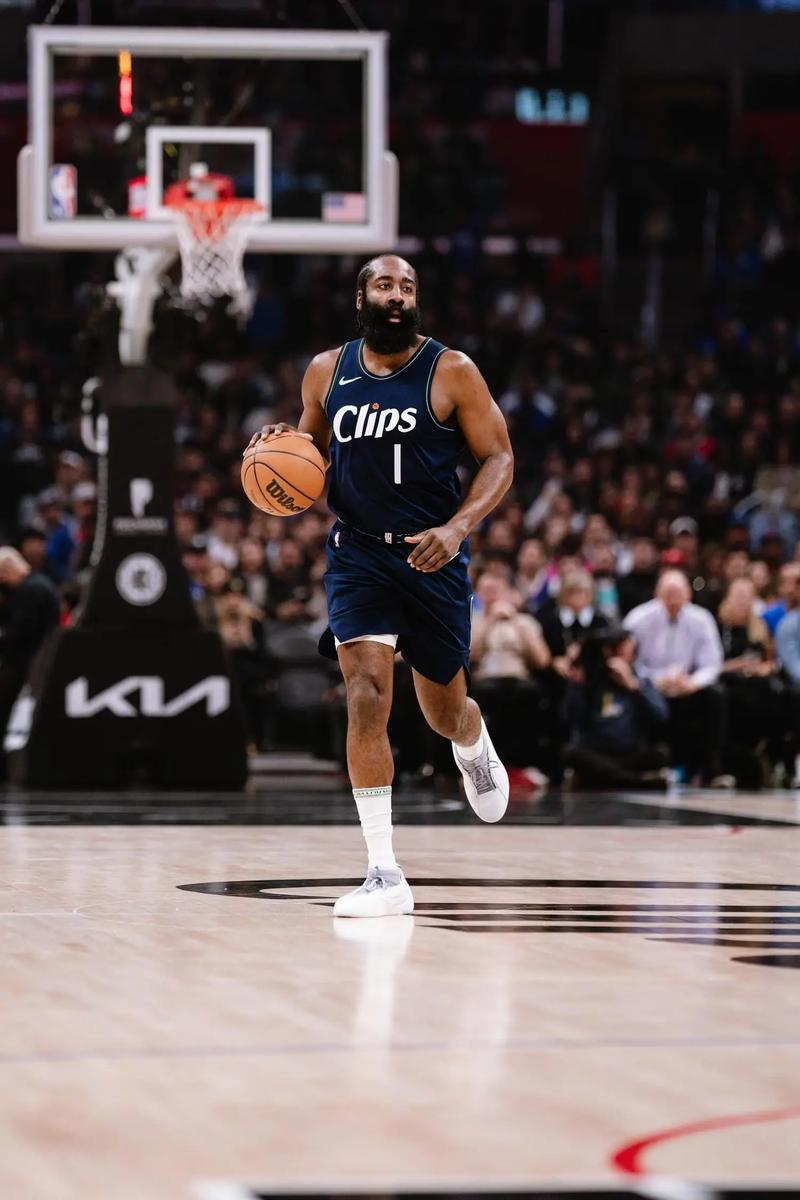 朗斯力压大巴黎，持续领跑法甲积分榜，萨热打造铁血球队（朗斯力压巴黎稳居法甲榜首，萨热锻造铁血之师）