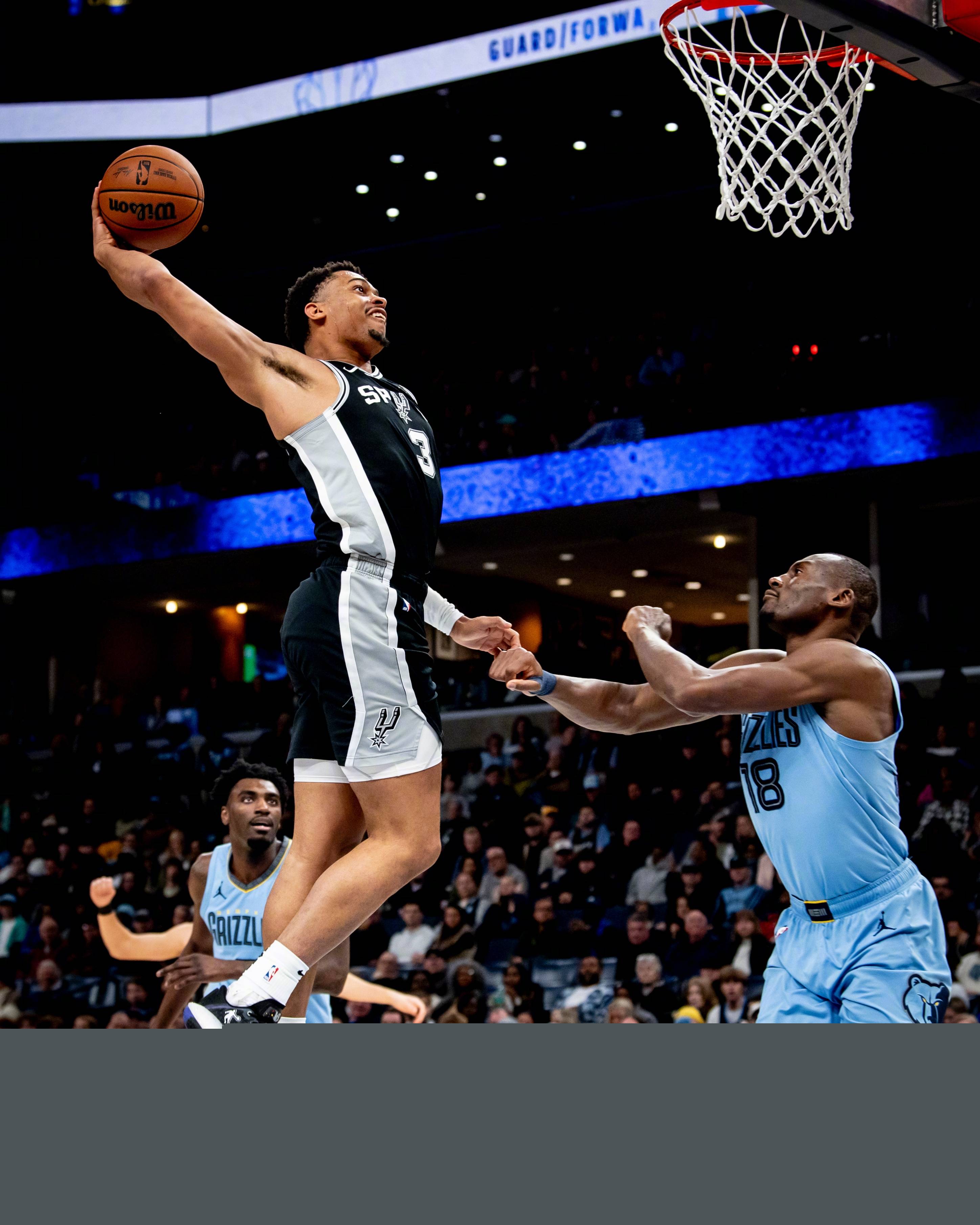 能把队友气疯！谢智杰不看人妙传郭凯 后者空篮上飞（好球被浪费！谢智杰不看人妙传喂到郭凯，郭凯空篮竟上飞）