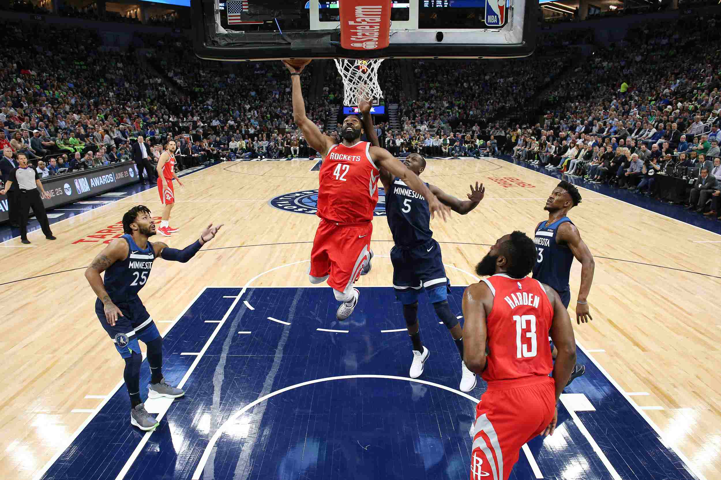 【战术决策】2025赛季第16周：摩尔、科恩和约翰逊展示菜鸟主帅进攻创造力（战术洞察：2025赛季第16周——摩尔、科恩与约翰逊展现新晋主帅的进攻创意）