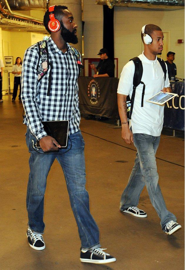 年轻人交学费！东契奇突破造成哈珀第5犯 后者被换下场（东契奇突破逼出哈珀第5犯，哈珀被迫下场，年轻人上了一课）