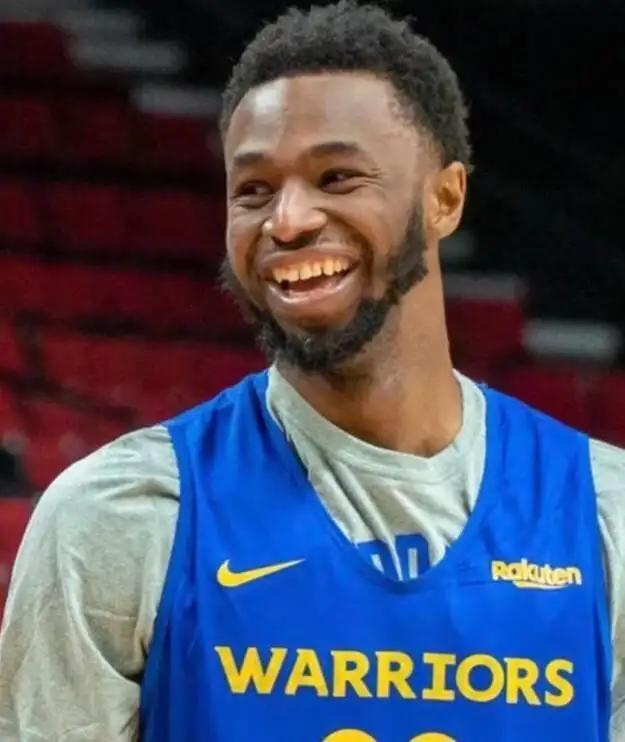 英超-阿斯顿维拉2-1力克曼联，罗杰斯双响库尼亚破门难救主（英超：阿斯顿维拉2-1曼联，罗杰斯梅开二度，库尼亚进球难救主）