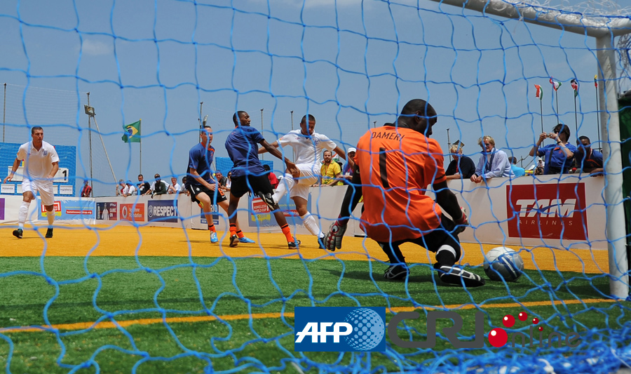 跟队：邓弗里斯很可能缺席米兰德比，奥古斯托做好顶替准备（队记：邓弗里斯恐缺席米兰德比，奥古斯托已准备顶替首发）