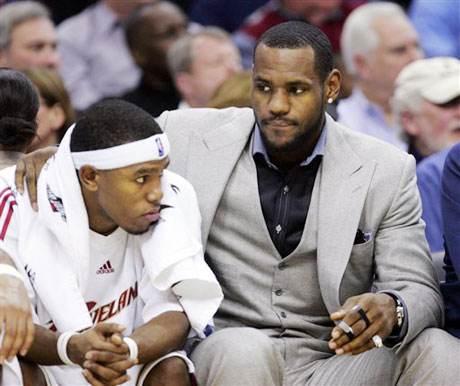 太阳报：英超想本赛季引入裁判摄像头，联盟将要求俱乐部同意（太阳报：英超拟本赛季启用裁判佩戴摄像头，需经各俱乐部同意）