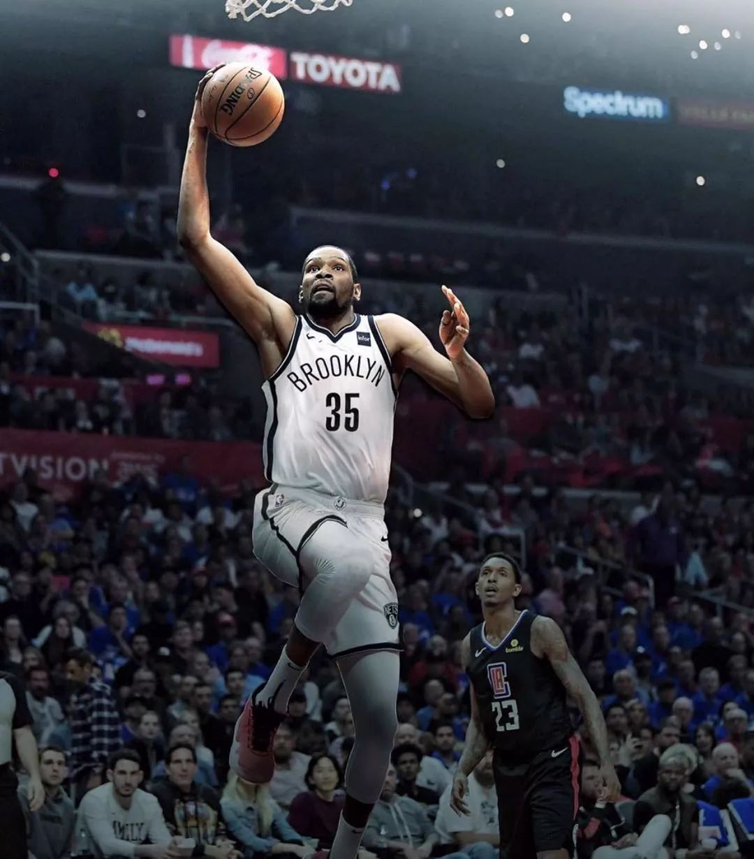 约罗：姆伯莫也会说法语，现在我们的团队就像一个大家庭（约罗：姆伯莫会讲法语，如今球队亲如一家）